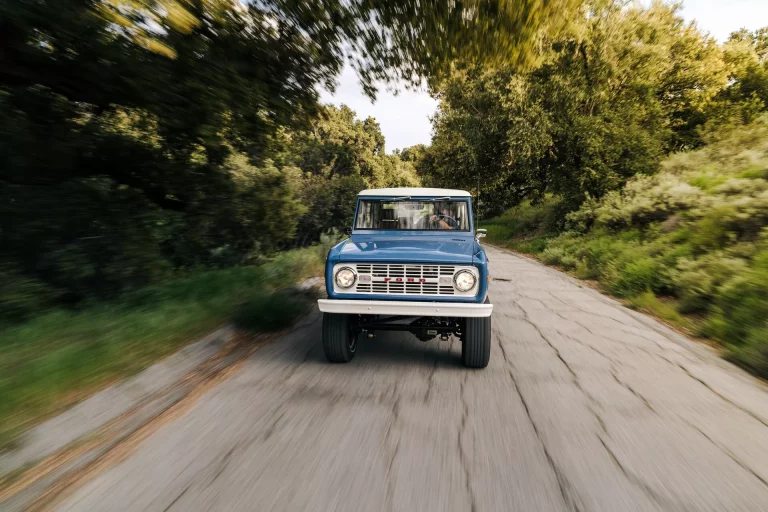 Icon 4×4 crea este viejo Ford Bronco que da mil vueltas al nuevo