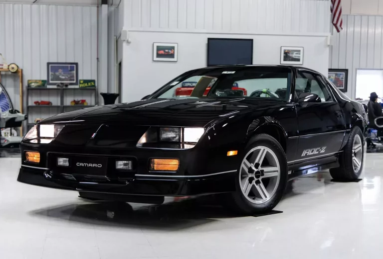 Revivir los ’80 con este Camaro IROC-Z tiene un precio de seis dígitos