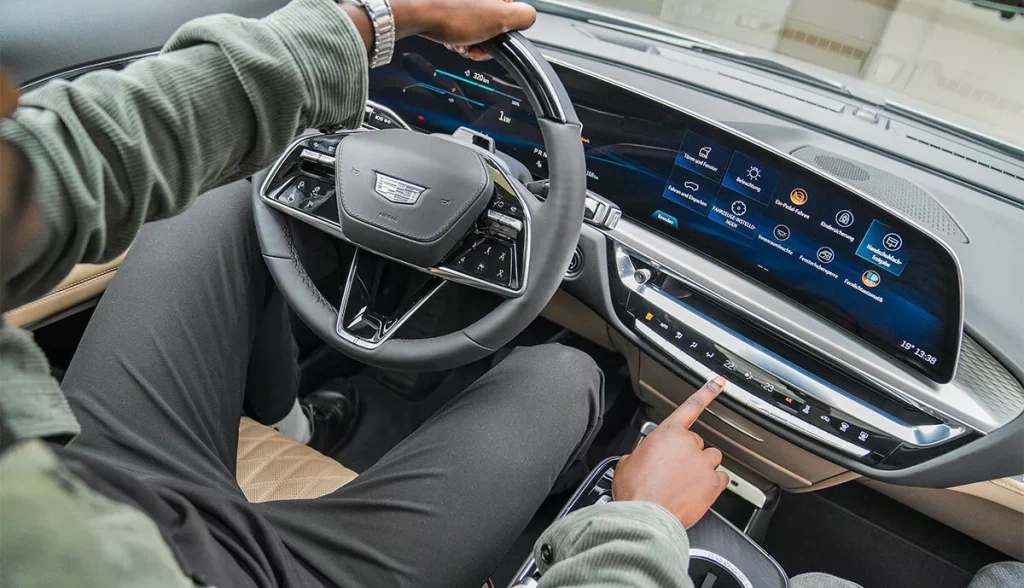 Asistente IA en General Motors: así quiere superar al Gemini de Google dentro de sus coches eléctricos 1 Motor16 2024 Cadillac Lyriq. Alemania. Imagen interior.