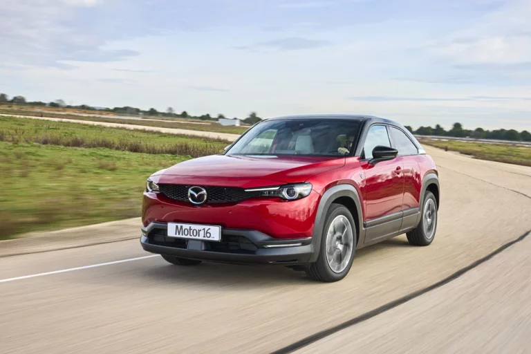Mazda MX-30 E-Skyactiv R-EV: Probamos un clásico que lo transporta al futuro