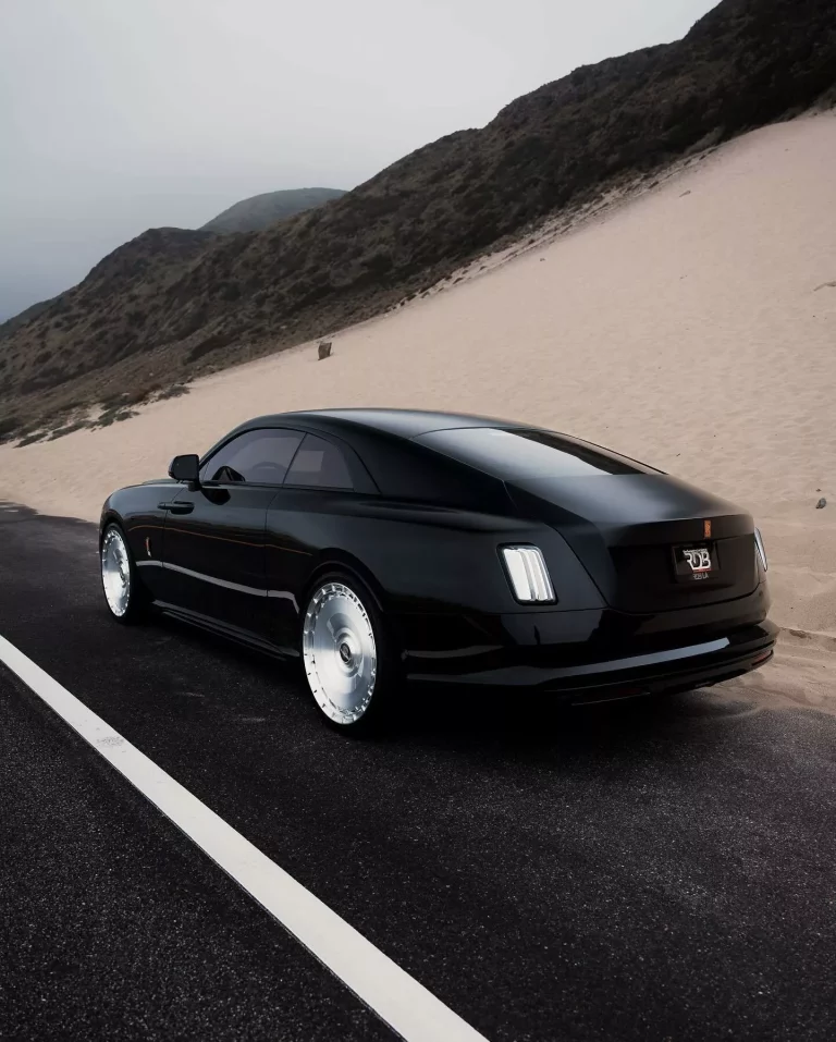 Este Rolls-Royce Spectre se sustenta sobre unas llantas de 24 pulgadas