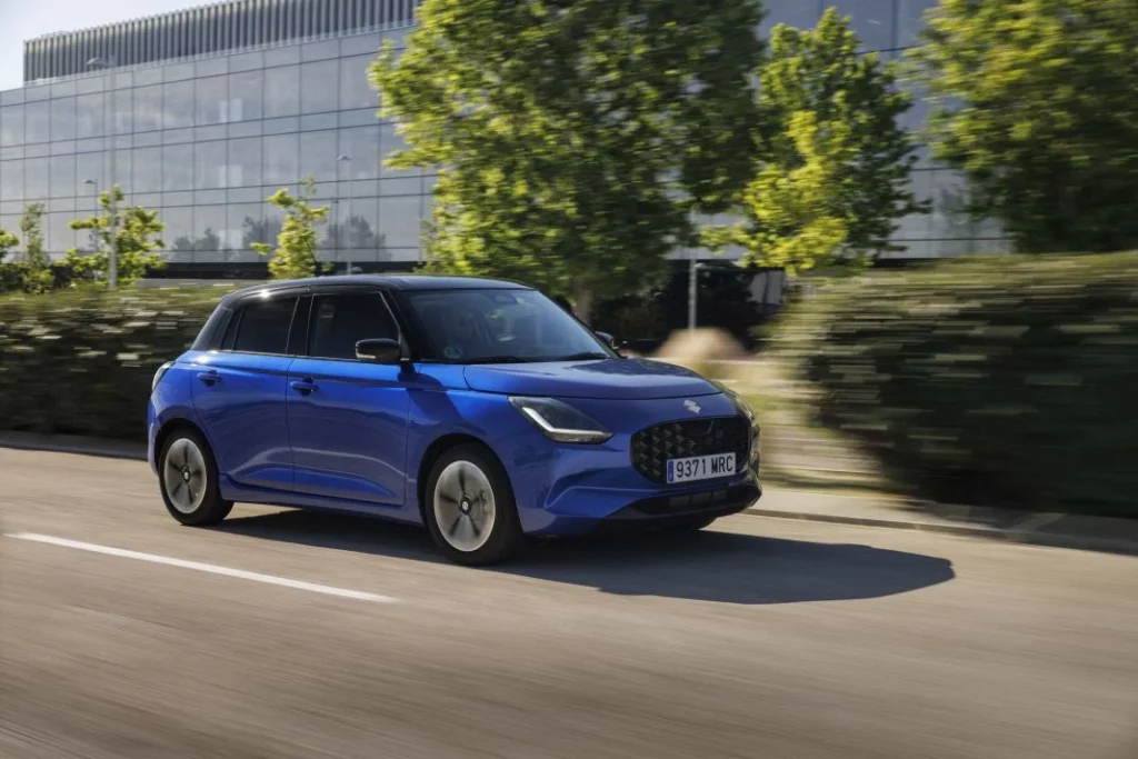 2024 Suzuki Swift Azul movimiento 8 Motor16