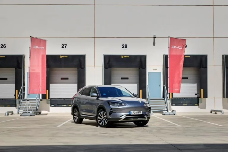 BYD abre nuevo centro logístico de recambios en Guadalajara y plantea una nueva planta en Europa en 2025