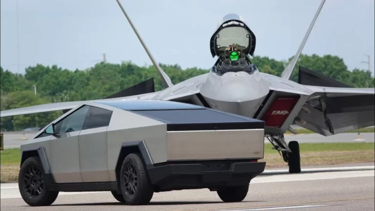 A Elon Musk no le vale enfrentar su Cybertruck a otros coches. Y se baten en duelo con aviones