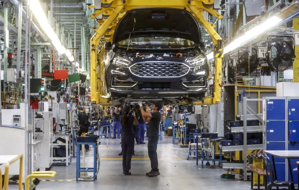 EuropaPress 4766903 dos trabajadores vehiculo fabrica ford almussafes 24 octubre 2022 Motor16