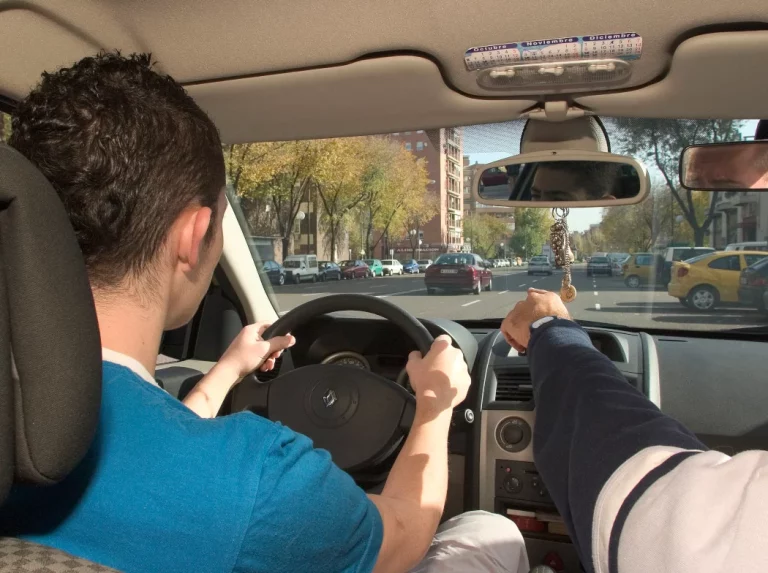 Menos esperas para el carné de conducir: la DGT incorpora 101 nuevos examinadores de tráfico