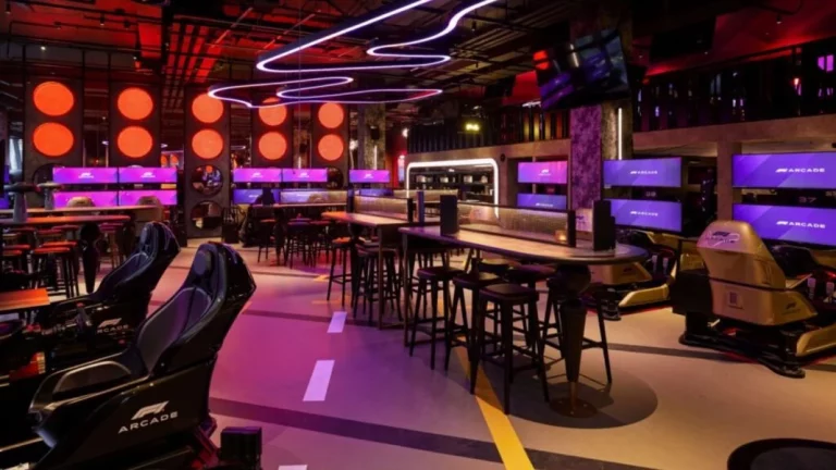Así es el restaurante donde todo apasionado a los coches debería comer… Hay 69 simuladores