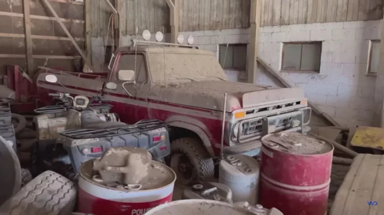 35 años después este Ford F-250 recibe su primer baño