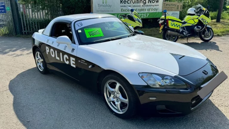 Este Honda S2000 disfrazado de coche de policía recibe su propia medicina