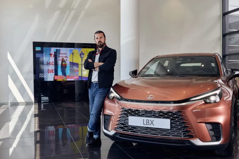 Lexus abre la puerta al arte en sus concesionarios