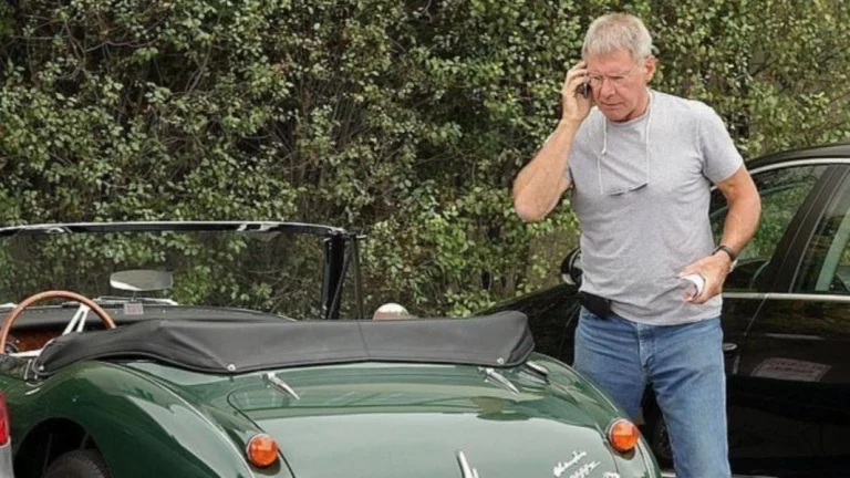 Ni Lamborghini ni Ferrari: Este es el clásico que conduce Harrison Ford a sus 81 años