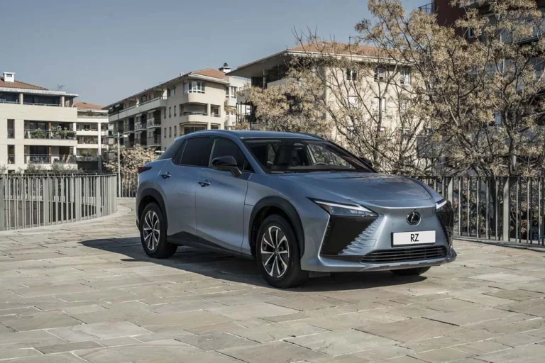 Por fin aterriza el Lexus RZ 300e: llega más lejos y es más barato