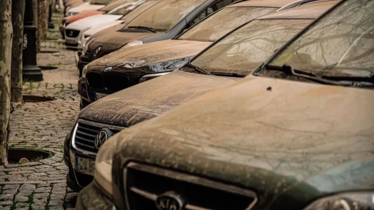 Tras la tempestad, llega la calma: y así debes lavar tu coche cuando ha llovido barro para no dañarlo