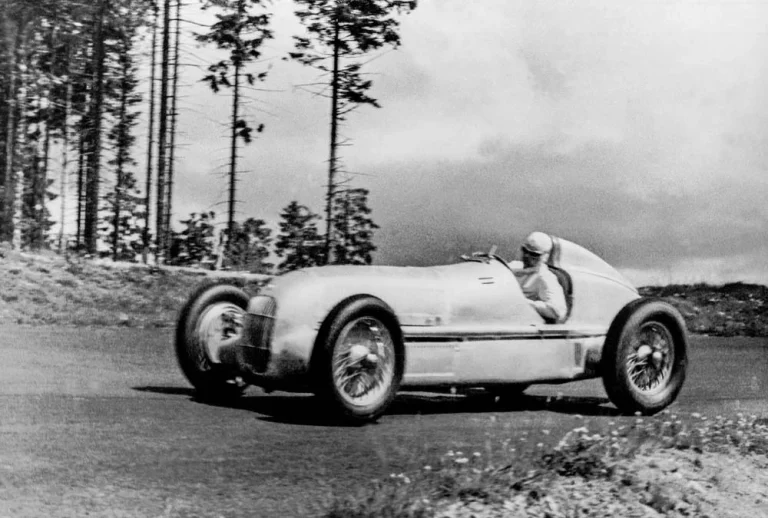 Mercedes W 25, el primer Flecha de Plata que renunció al color blanco para adelgazar