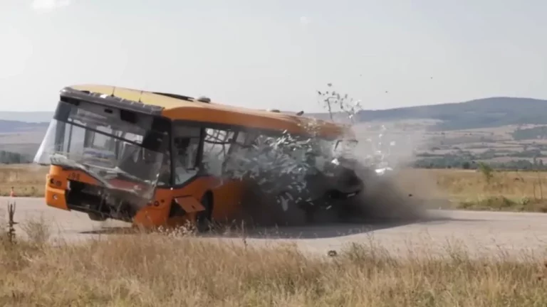 Esto es lo que le pasa a tu Opel si te chocas a 200 km/h con un autobus