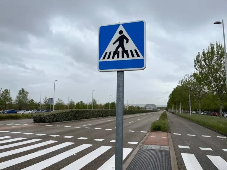 Desde Vancouver llega a Madrid esta ‘moda’ para que los coches siempre paren en un paso de peatones y que se hizo viral