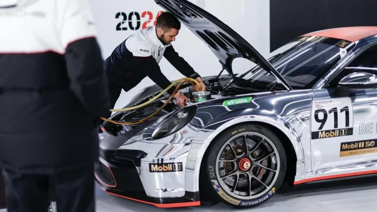 Porsche compite con el nuevo e-fuel, combustible casi neutro en carbono