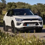 KGM recorta el precio de su Korando GLP a 20.150 € para plantar cara a los coches chinos