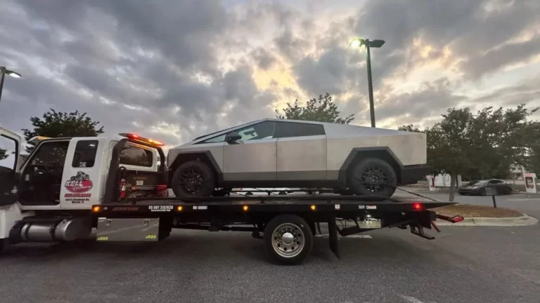 Poco le ha durado la ‘fiesta’ al dueño de este Tesla Cybertruck. Tan poco como 56 kilómetros