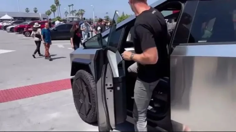 El Tesla Cybertruck que intentó apuñalar a su propio dueño