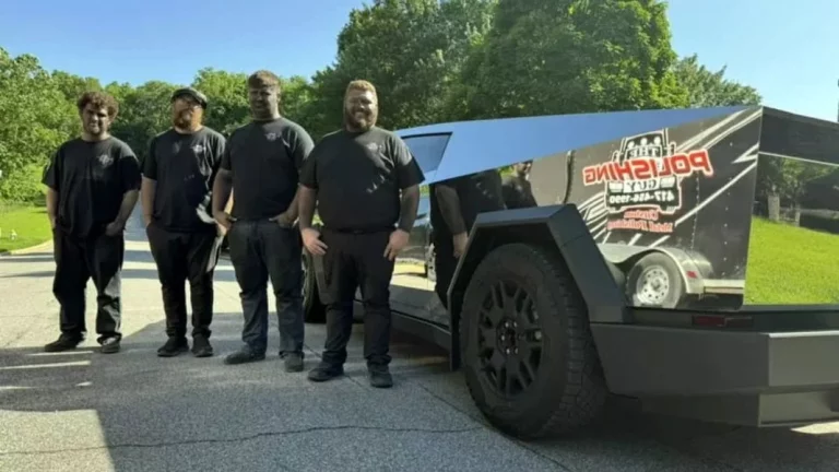 Un espejo con forma de Tesla Cybertruck: El resultado de pulir su carrocería de acero inoxidable
