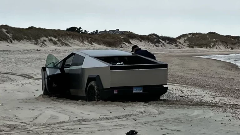 Otra muestra de que no es una todoterreno: Tesla Cybertruck queda varado en la arena