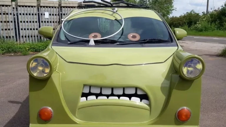 El Toyota iQ más raro del planeta parece el amigo de Rayo McQueen