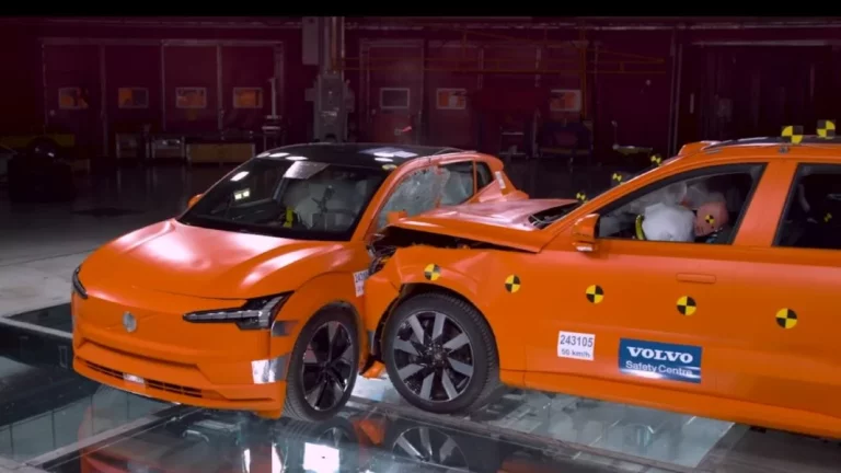 Los 1.840 kilos del Volvo EX30 se enfrentan a 2.590 kilos del EX90 en favor de tu seguridad