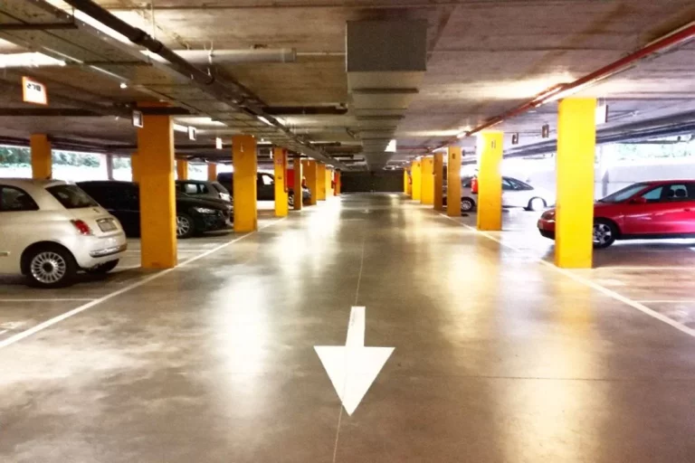 La ley es clara: Esto es lo que pasa si encuentras un coche aparcado en tu plaza de garaje