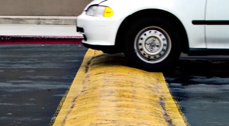 La única forma de superar los badenes y los guardias tumbados sin que se te parta el coche: Palabra de mecánico