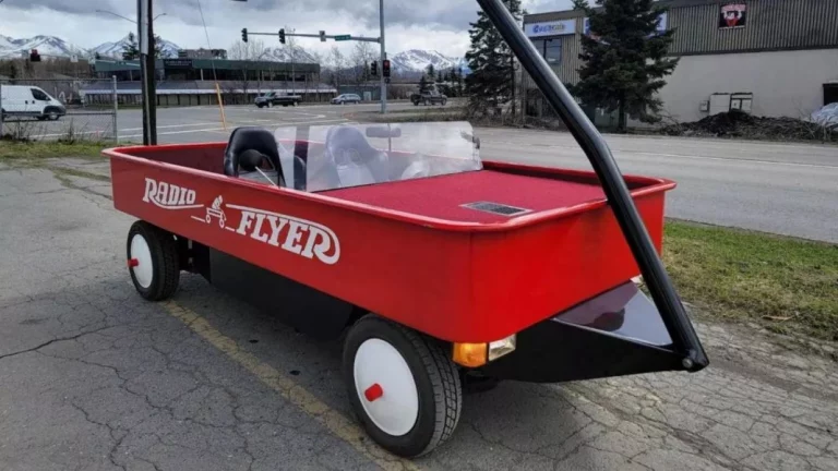 Lo más loco que verás hoy es este enorme carro de jardín con las entrañas de un Mazda y que te vas a poder comprar