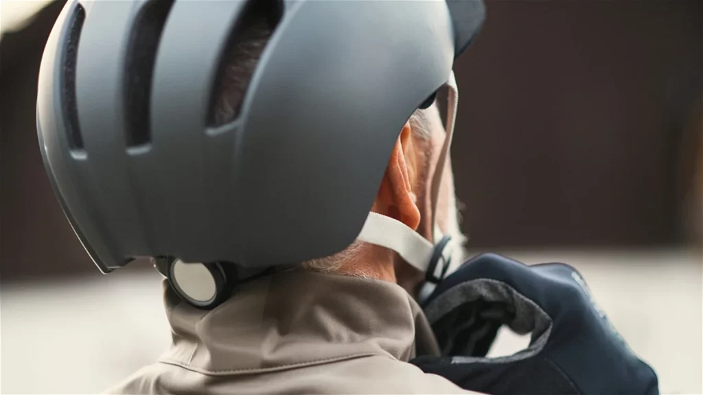 La DGT estrenó normativa en 2026 para los patinetes eléctricos y cambió la edad mínima a la que se pueden conducir 194 Motor16 casco homologado patinete Motor16