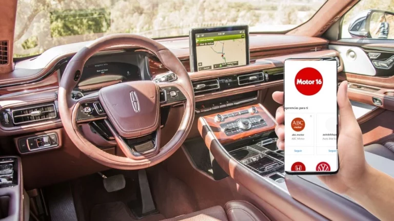 El coche de lujo por el que pagas 80 mil euros, pero sufre fallas cuando utilizas tu móvil dentro