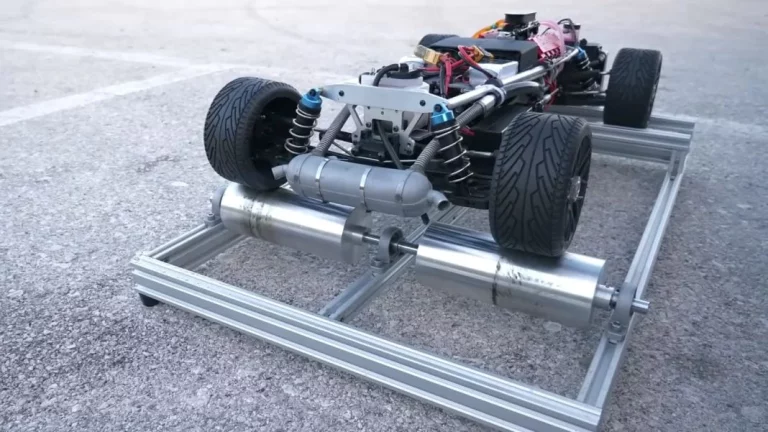 El coche radiocontrol perfecto utiliza un V8 que cabe en tu bolsillo