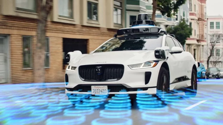 Un robotaxi Jaguar I-Pace “multado” por circular en sentido contrario