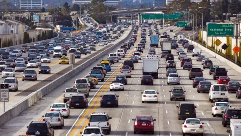 Para que luego se rían de la edad media de los coches en España: Aquí no son mucho más nuevos