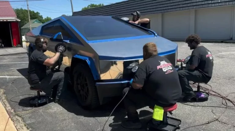 No es un espejo, es un Cybertruck: así es como quedará tu Tesla si lo pules