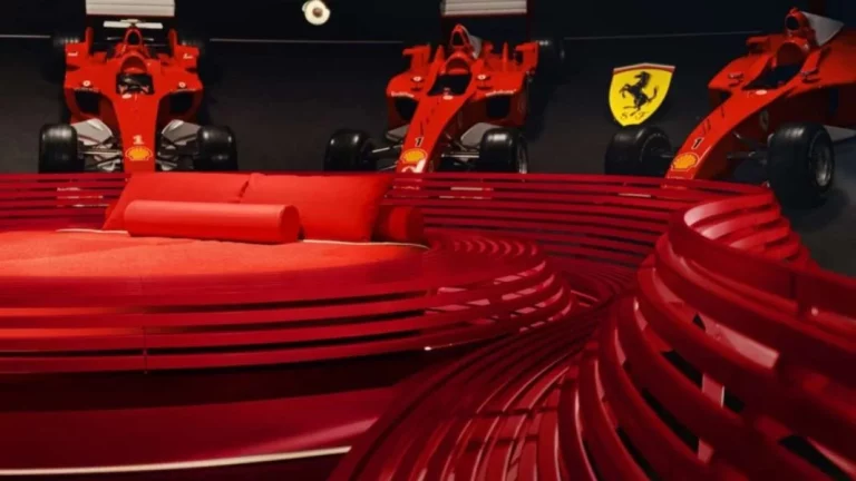 La mejor habitación de hotel del mundo está en Maranello y adornada con 8 Ferrari de Fórmula 1
