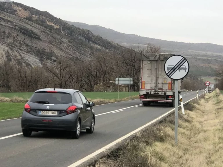 Peligroso e ilegal: Este adelantamiento grabado por un camionero se sanciona gravemente