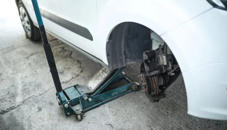 ¿Me puede multar la policía por arreglar mi coche en la calle?