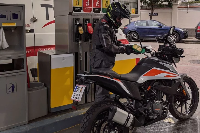Las motos de gasolina ya están prohibidas en este país al que la DGT mira de reojo