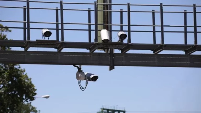 La DGT está que arde: El truco para engañar a las cámaras con inteligencia artificial ya ha llegado… desde China