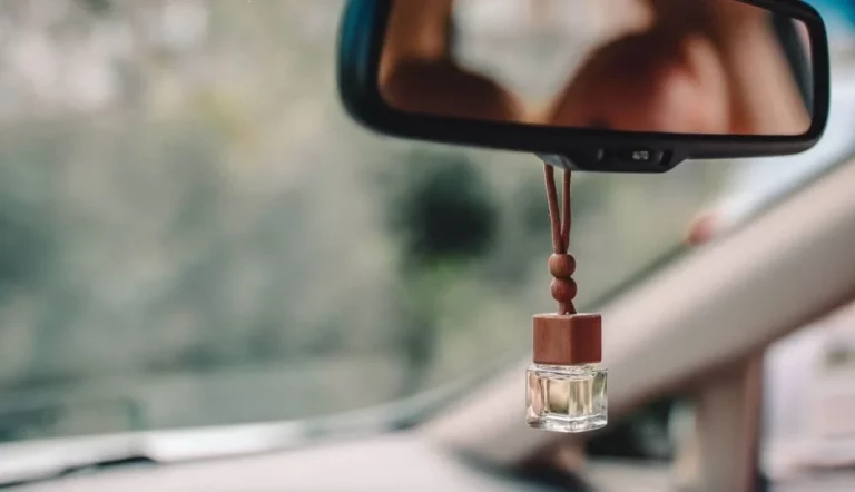 La Guardia Civil de Tráfico avisa a quienes llevan objetos colgados en el retrovisor interior del coche
