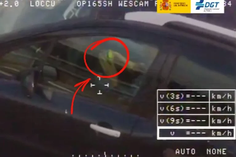 Lo que no se ve desde el Pegasus de la DGT es que no existe. Y este conductor con un Cubo de Rubik se lleva la palma