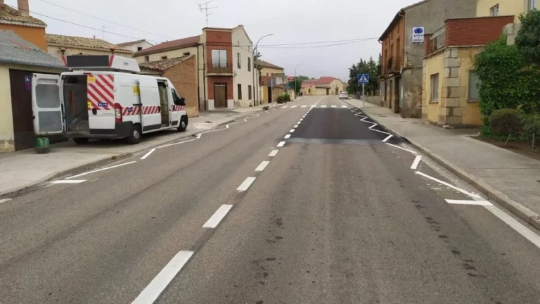 Líneas de borde quebrado: La DGT explica su verdadero significado. Que no te engañen