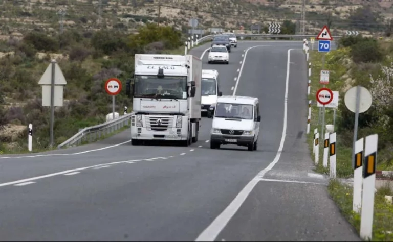 2 nuevas normas de la DGT que te afectan cada vez que adelantas en la carretera