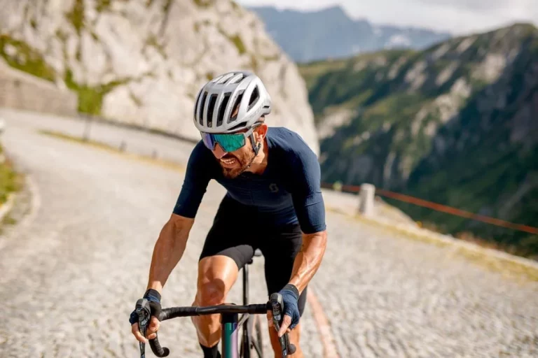 Ciclista: Esto es lo que la DGT dice sobre llevar casco cuando montas en bici