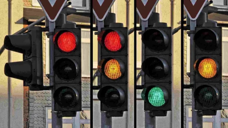 La DGT revoluciona el semáforo en ámbar. El gesto que tendrás que hacer desde ya