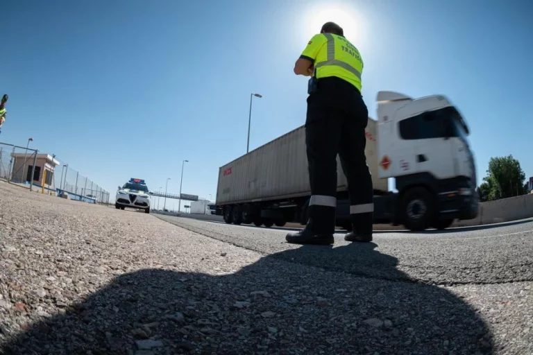 La carta de la DGT que te va a entregar en mano Correos y que no podrás rechazar cogerla