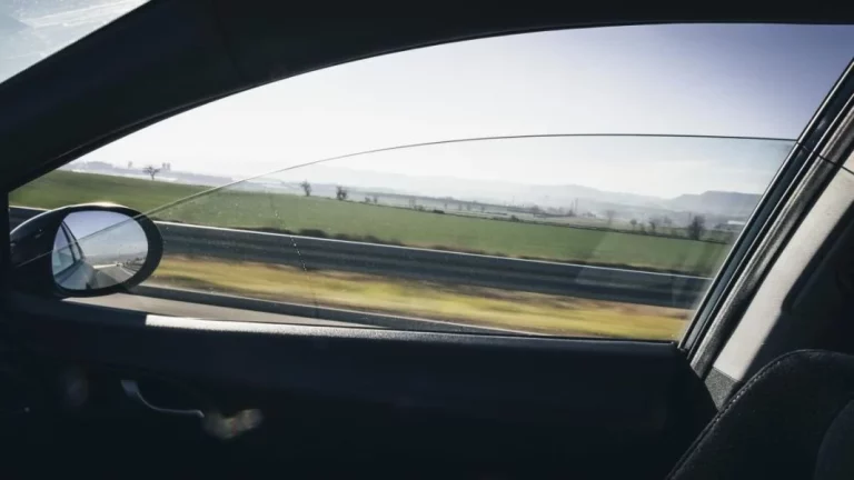 Abrir ligeramente la ventanilla de tu coche te puede salvar la vida: La DGT te lo explica
